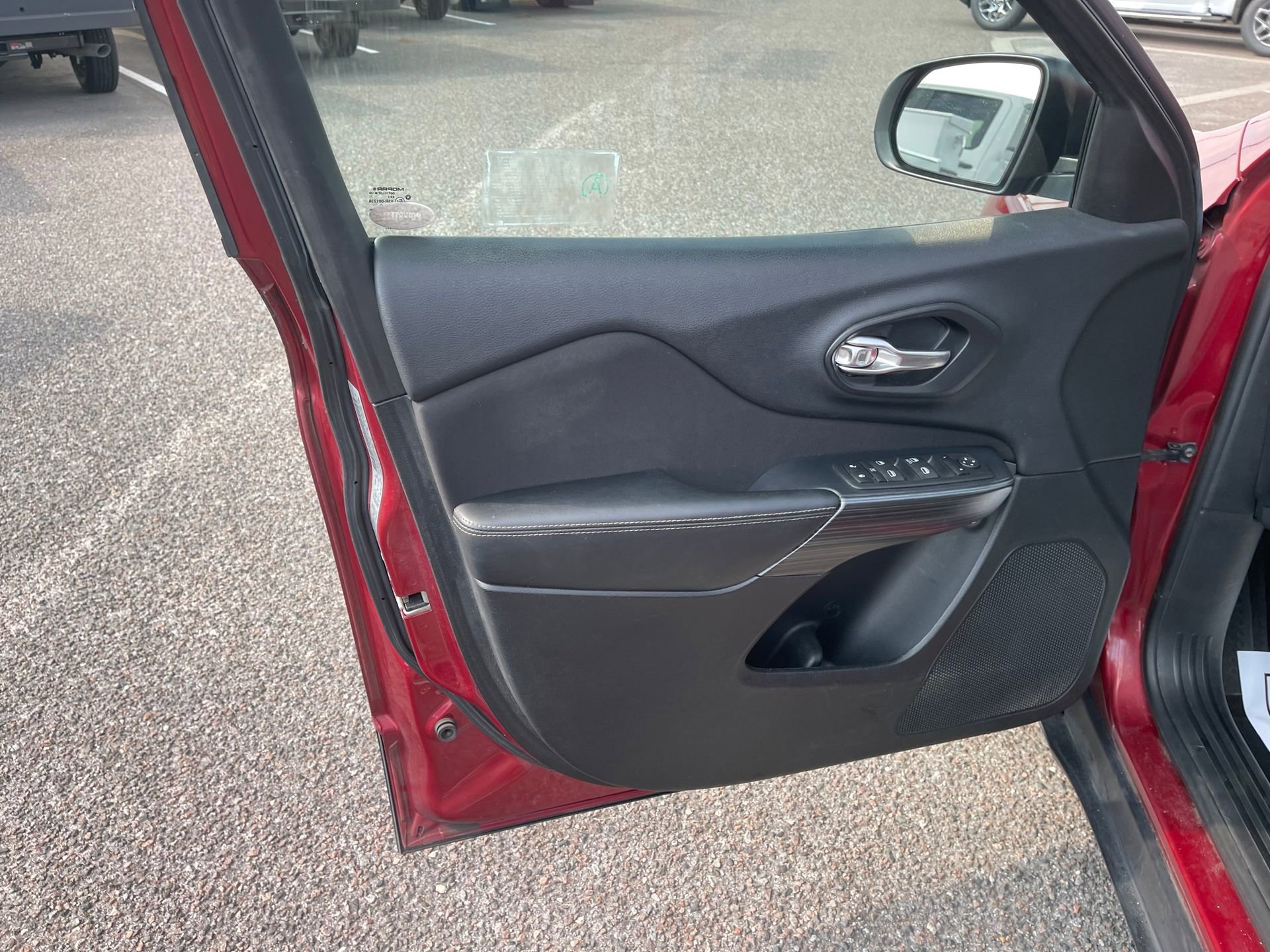 Used 2017 Jeep Cherokee Sport FWD image 11