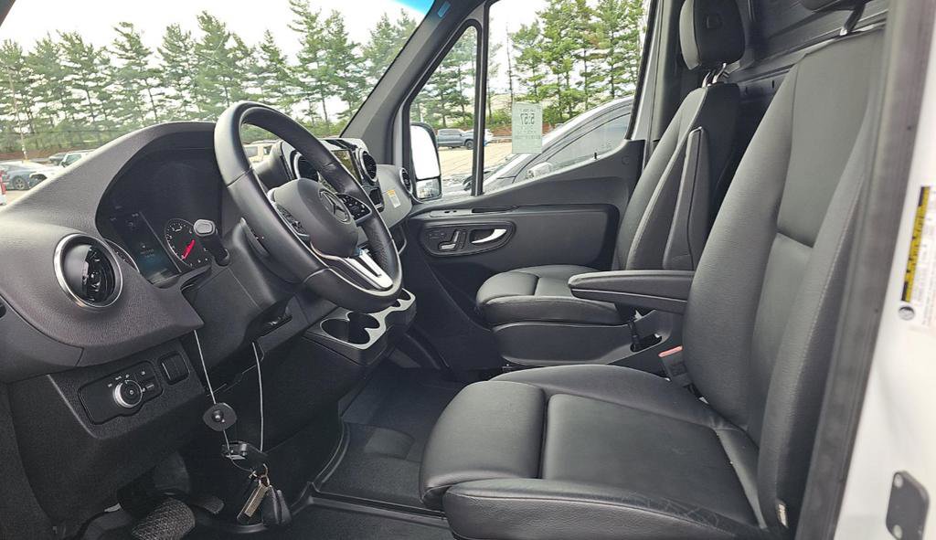 Used 2023 Mercedes-Benz Sprinter 2500 image 2