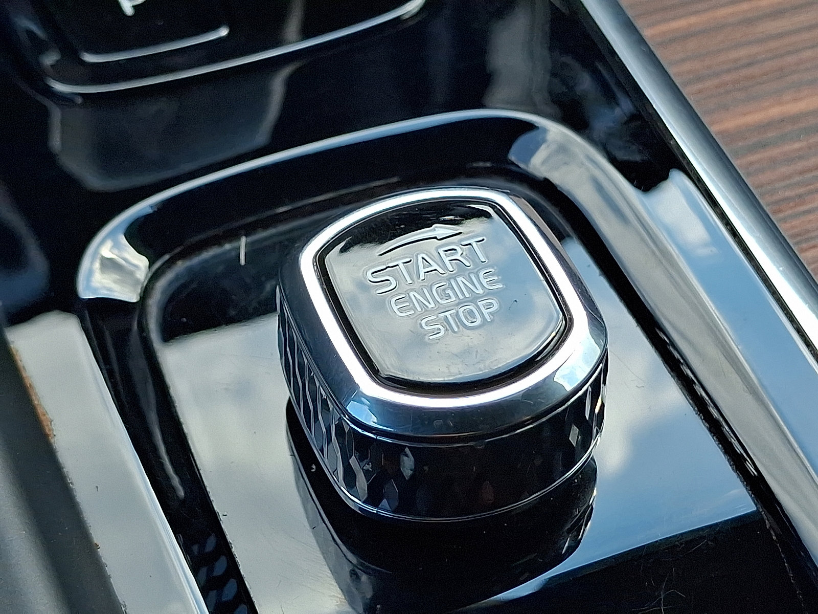 Used 2024 Volvo XC60 T8 Plus w/ Protection Package Premier image 24