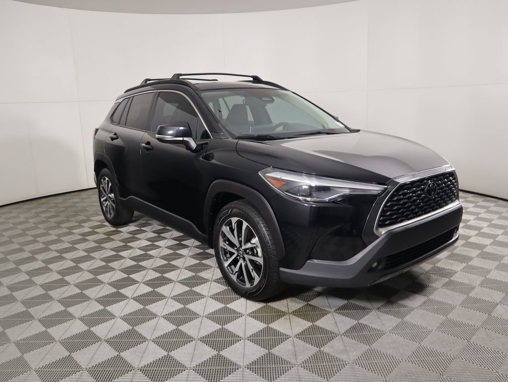 Used 2023 Toyota Corolla Cross XLE image 3