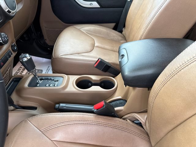 Used 2015 Jeep Wrangler Unlimited Sahara w/ Connectivity Group AWD/4WD image 21