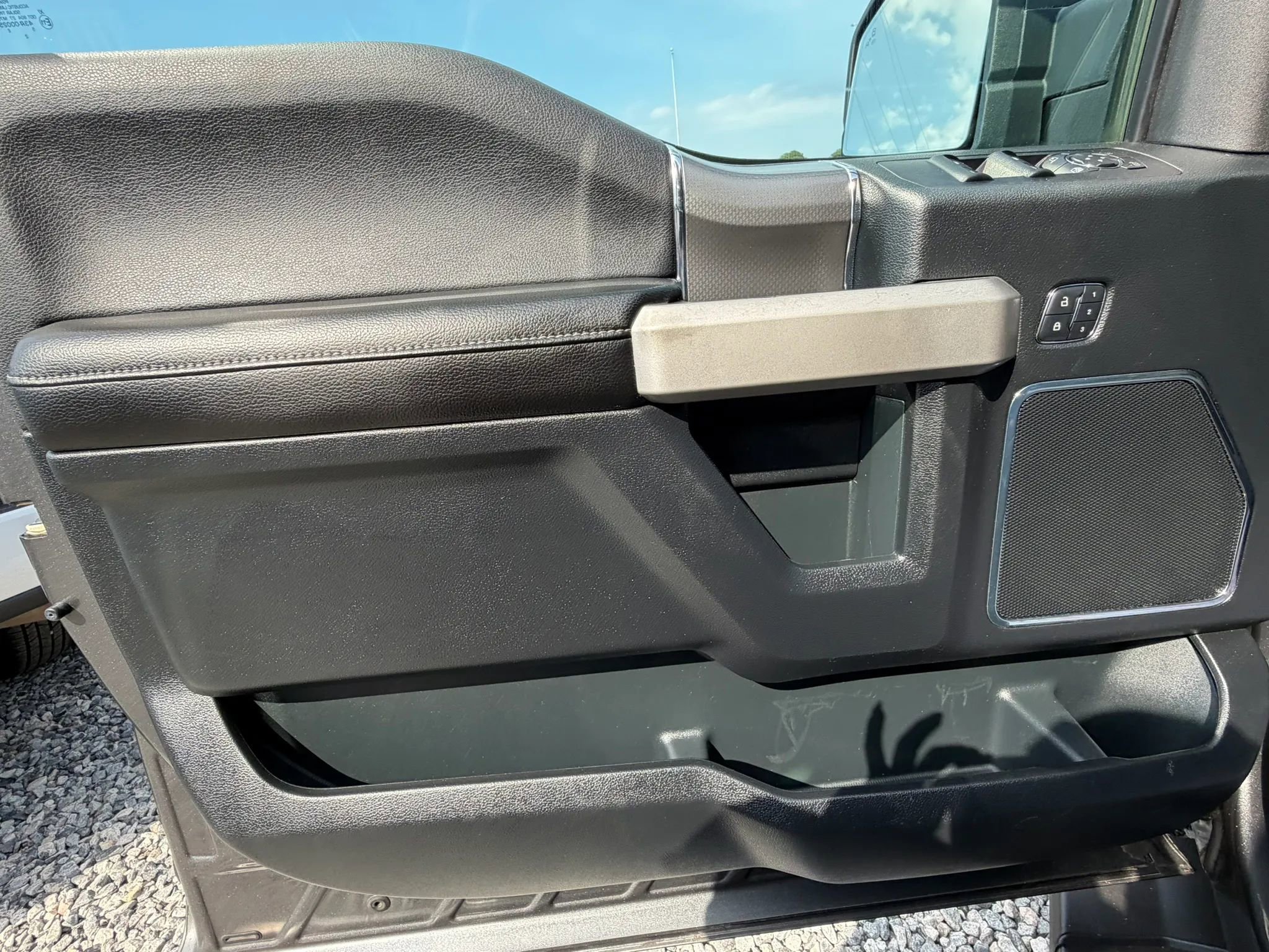 Used 2015 Ford F150 Lariat AWD/4WD image 15