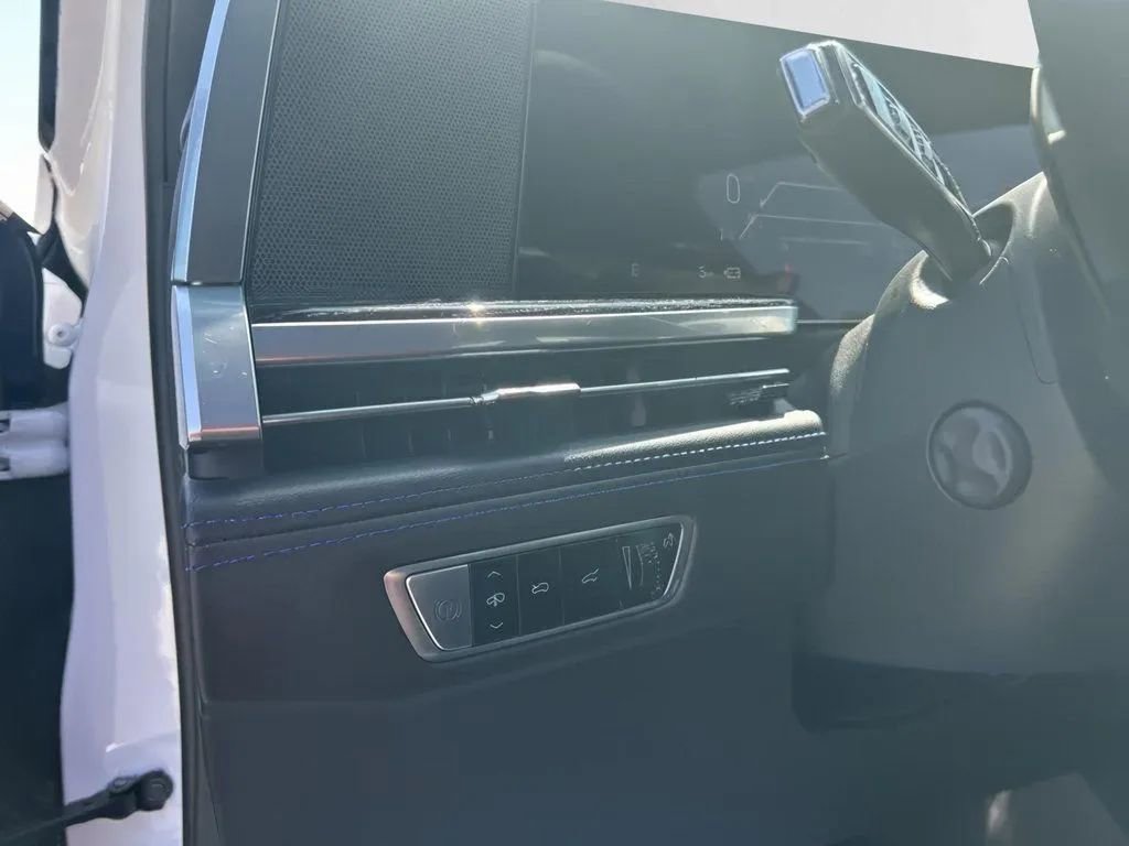 Used 2025 Cadillac Escalade IQ Luxury 1 AWD/4WD image 14