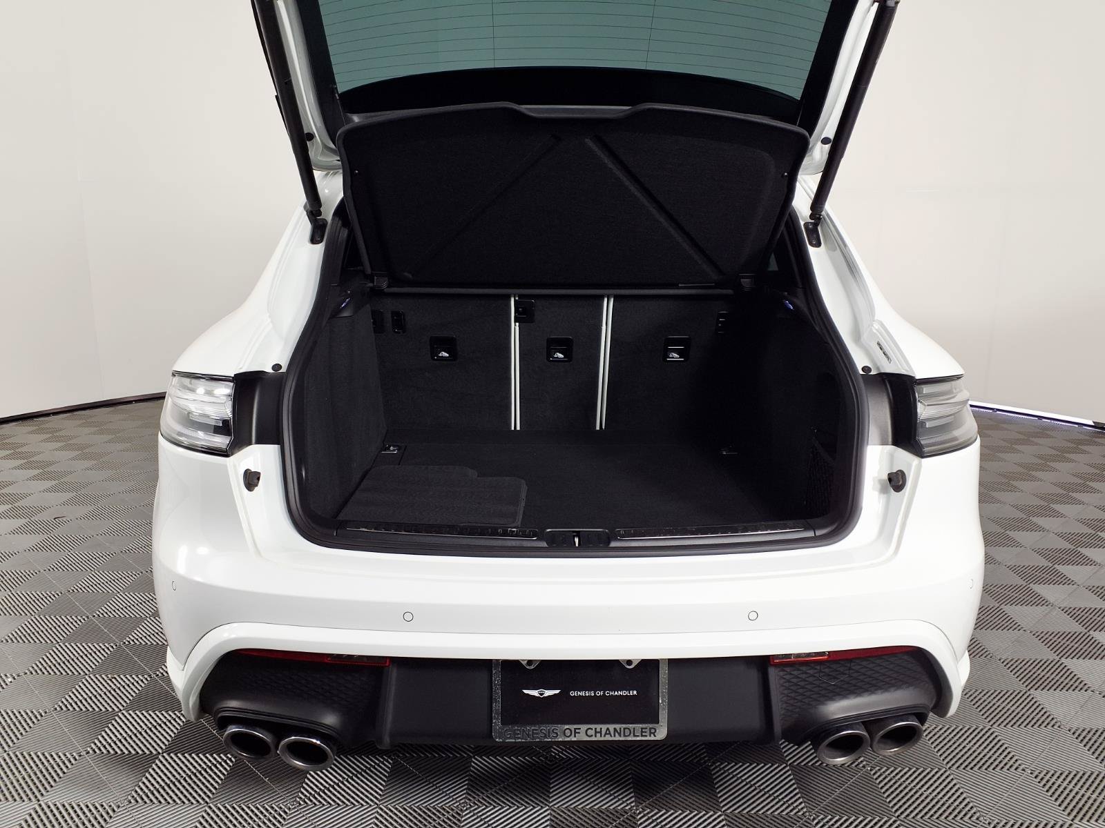 Used 2024 Porsche Macan AWD/4WD image 8