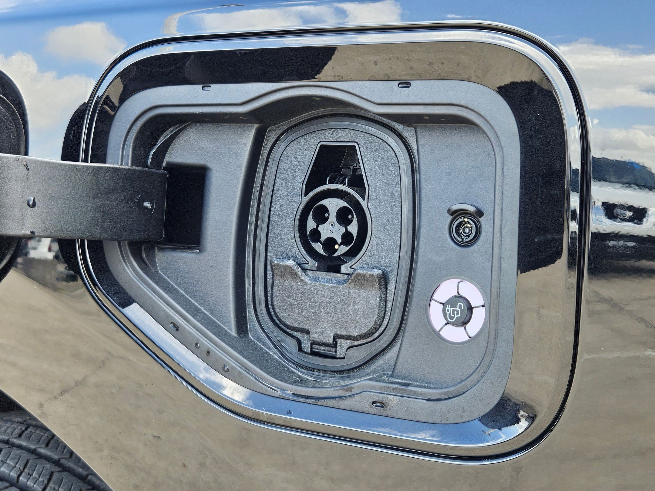 Used 2025 Ford F150 Lightning XLT image 54