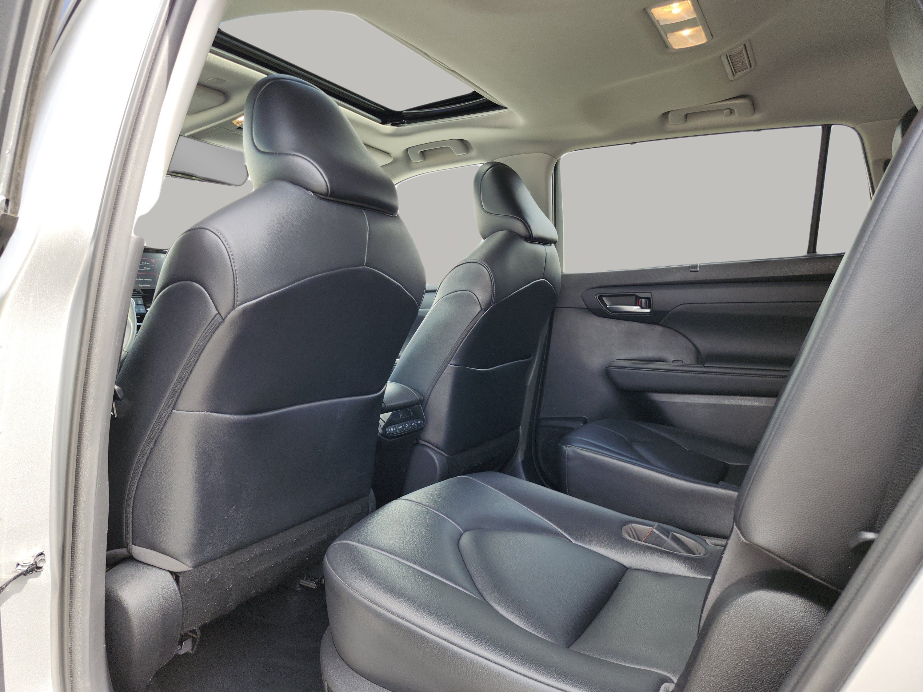 Used 2021 Toyota Highlander XLE FWD image 18