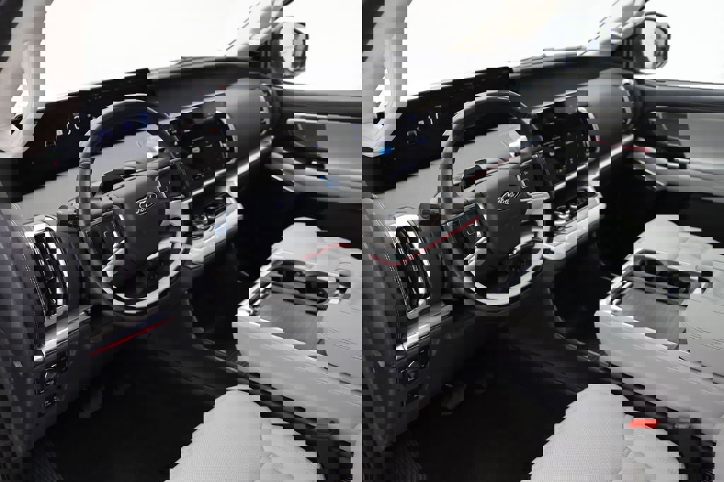 Used 2025 Ford Expedition Platinum image 14