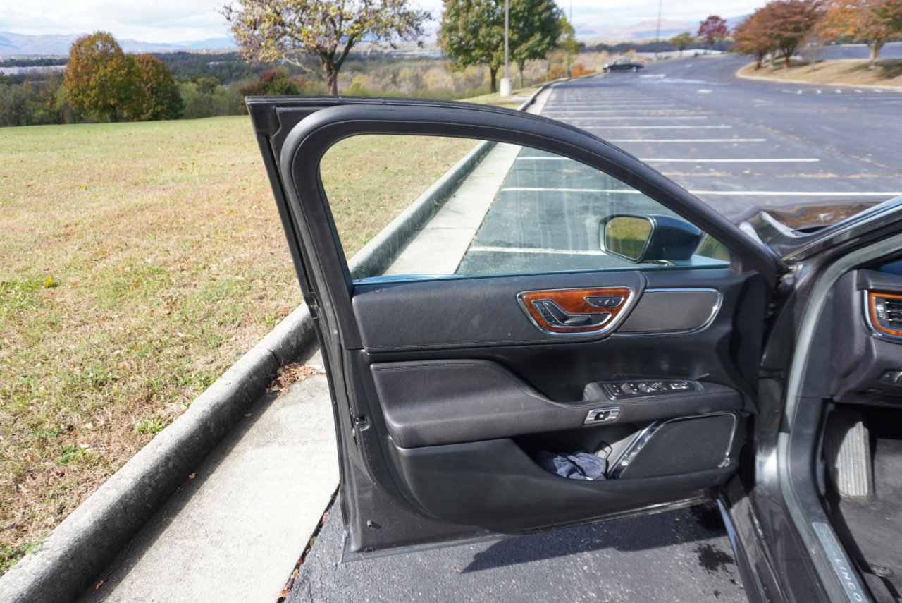 Used 2017 Lincoln Continental Select FWD image 16