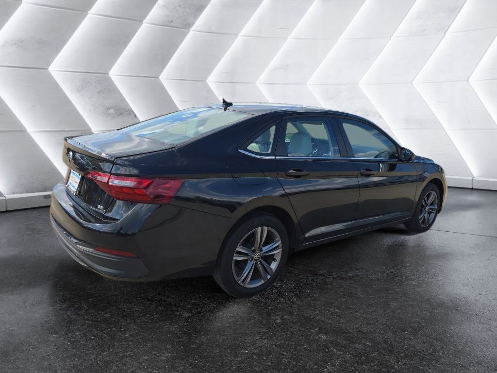 Used 2023 Volkswagen Jetta SE w/ Panoramic Sunroof Package image 5