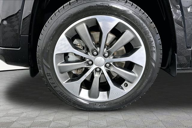 Used 2019 Jeep Cherokee Overland w/ Technology Group AWD/4WD image 31