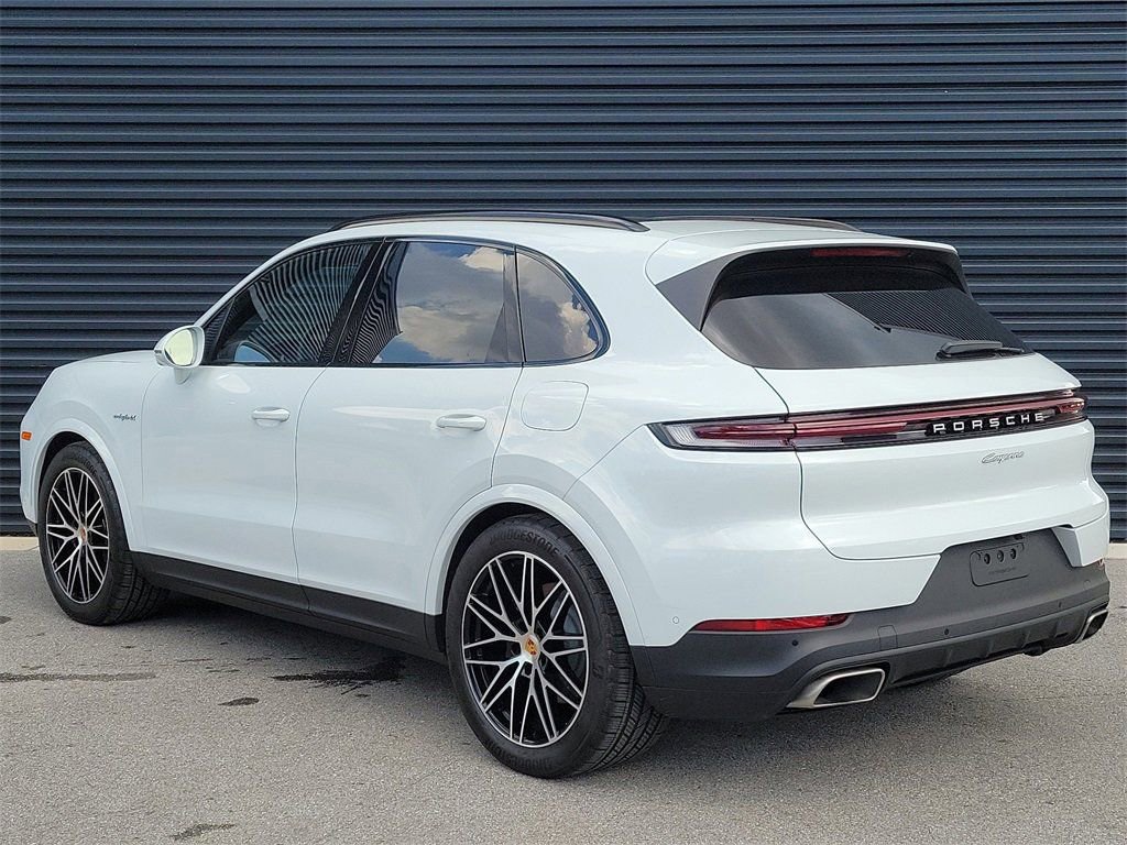 Certified 2025 Porsche Cayenne E-Hybrid image 3