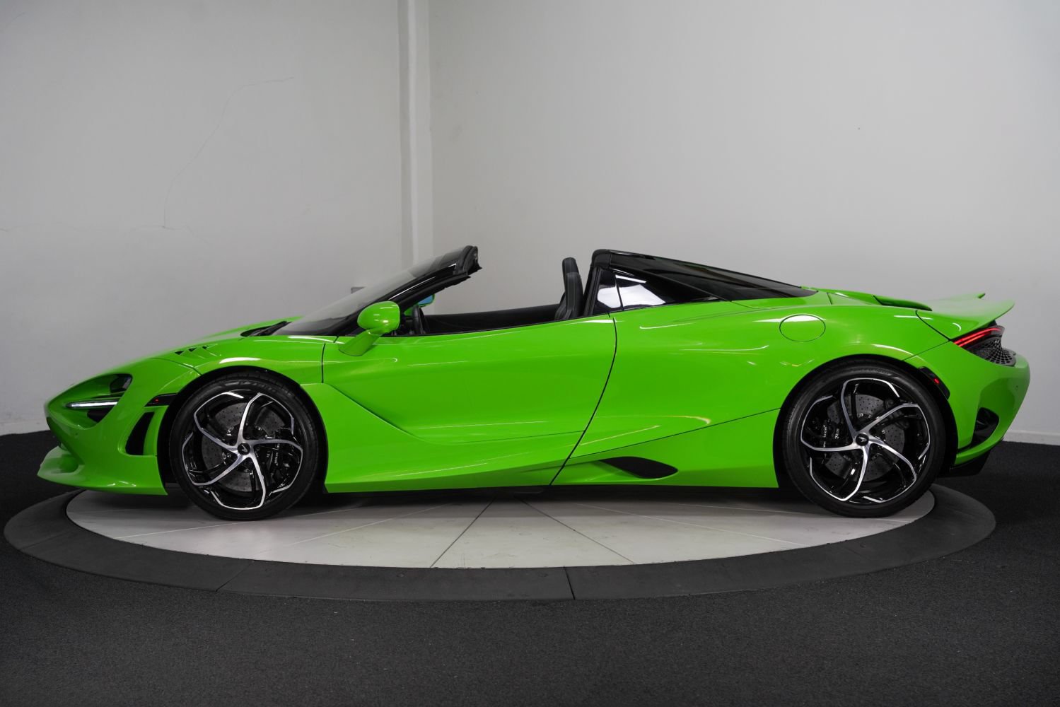 Used 2024 McLaren 750S Spider RWD image 6