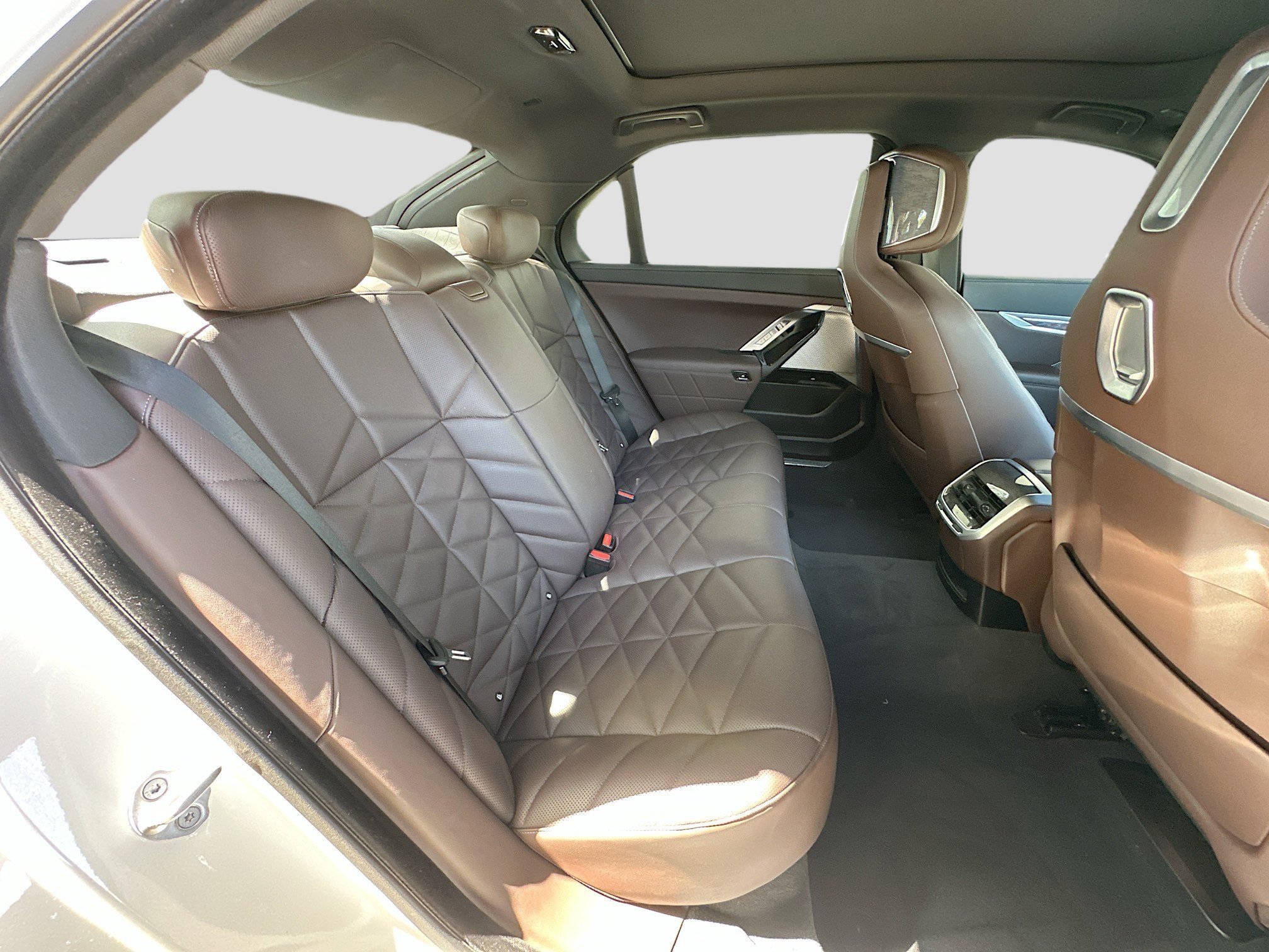 Used 2023 BMW 740i w/ Parking Assistance Package image 29