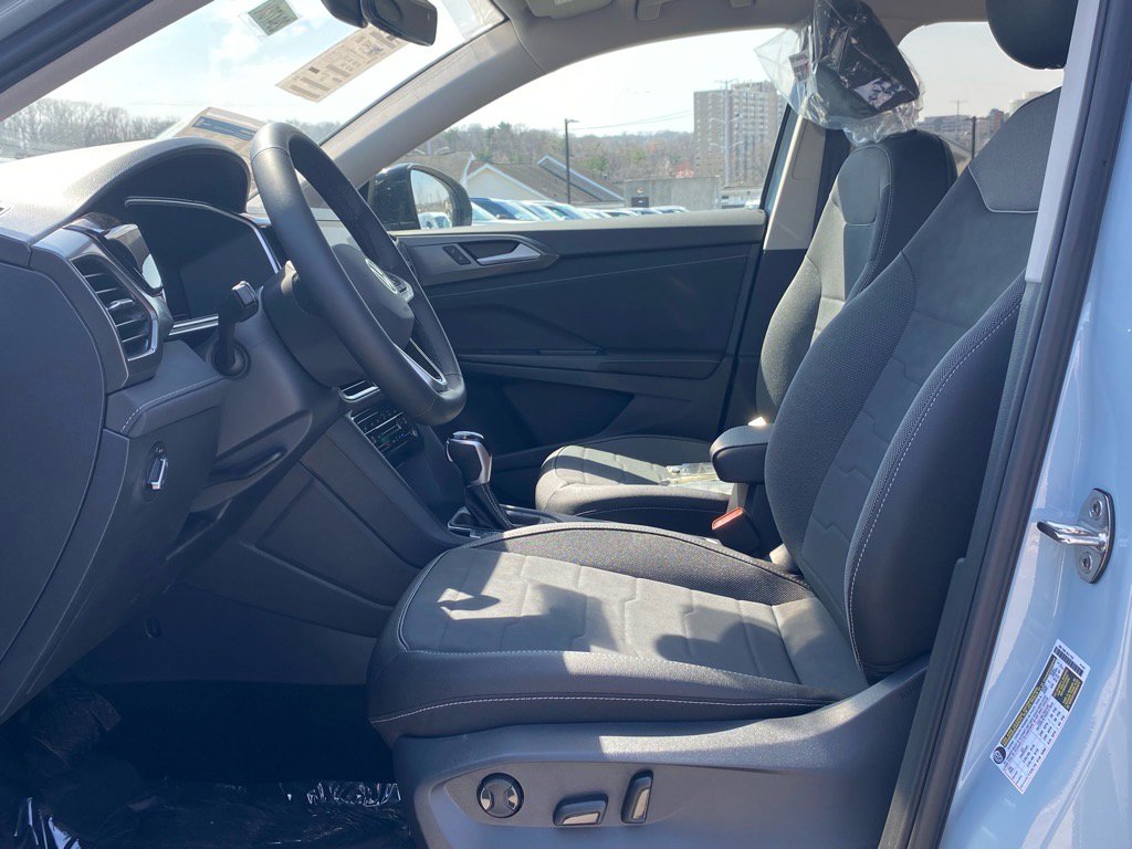 New 2025 Volkswagen Taos SE image 6