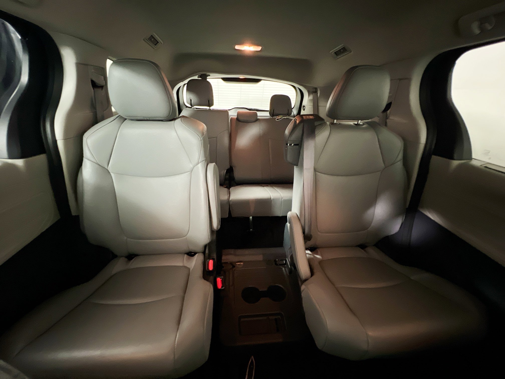 Used 2023 Toyota Sienna XLE FWD image 34