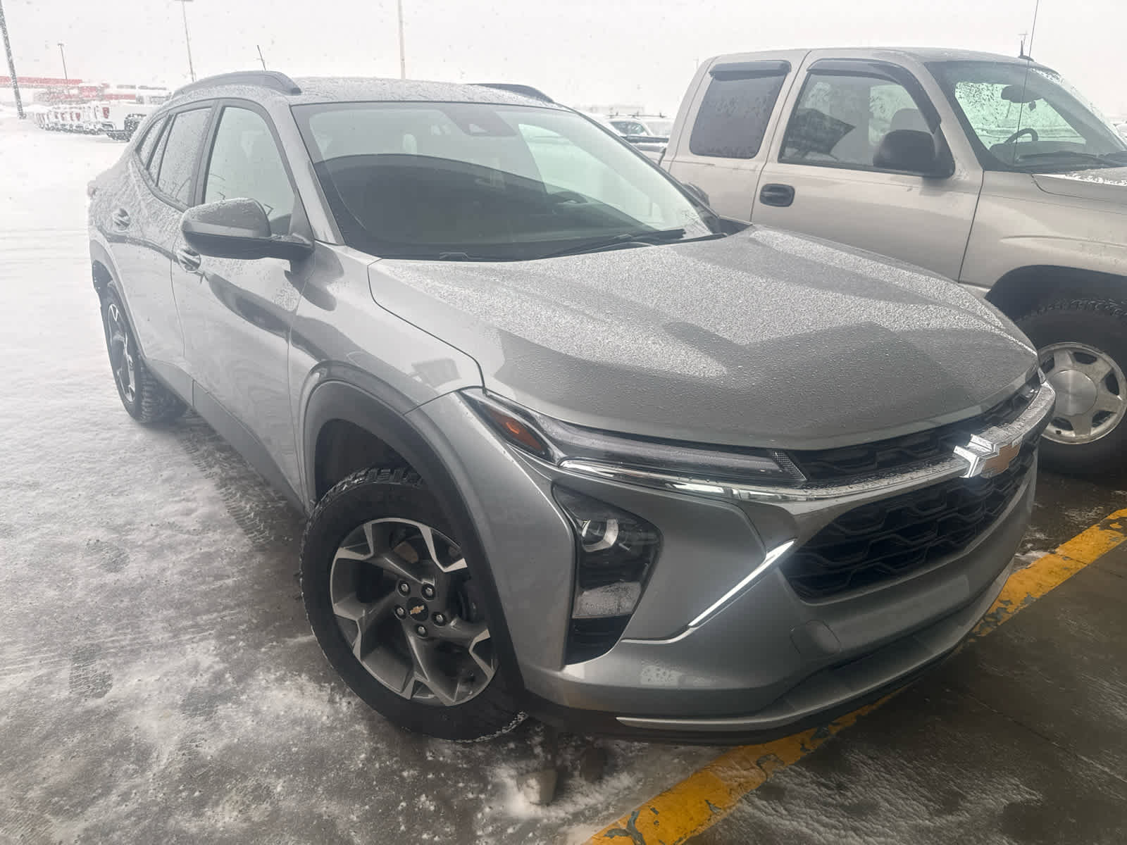 Used 2024 Chevrolet Trax LT w/ LT Convenience Package image 2