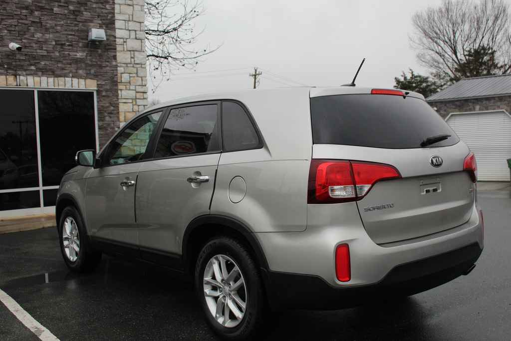Used 2015 Kia Sorento LX image 10