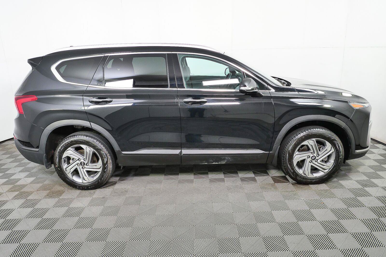 Used 2023 Hyundai Santa Fe SEL AWD/4WD image 2