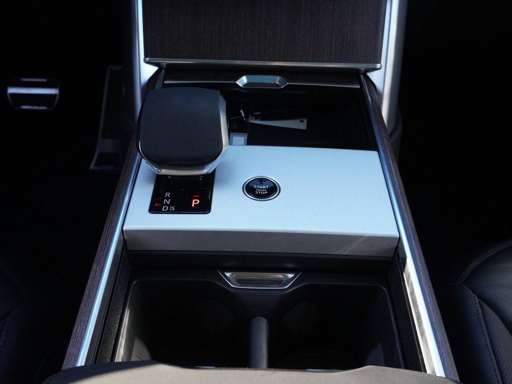 Used 2025 Land Rover Range Rover SE image 52