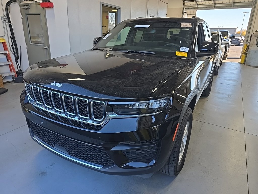 Used 2024 Jeep Grand Cherokee Laredo w/ Luxury Tech Group I AWD/4WD image 2