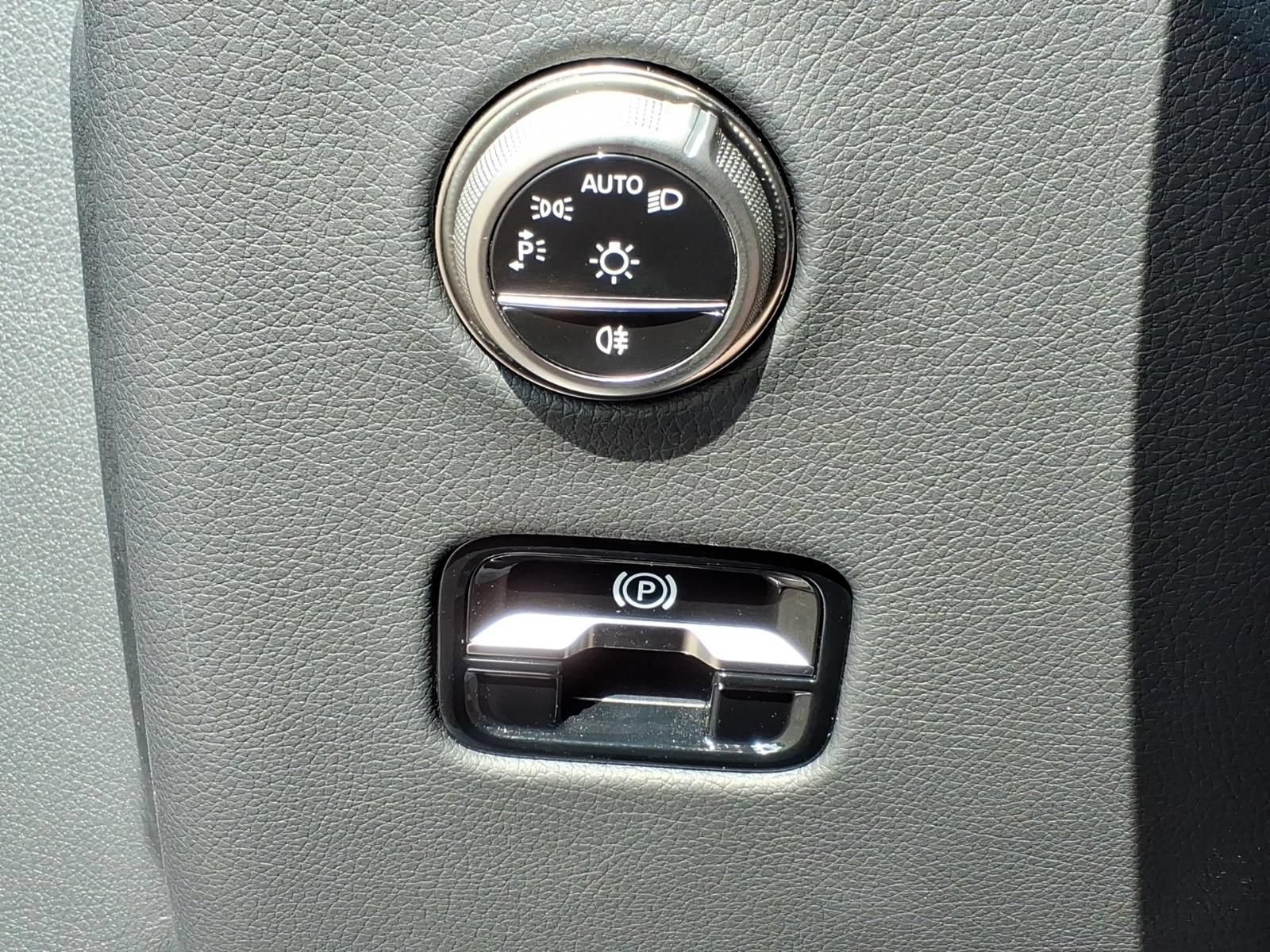 Used 2025 Mercedes-Benz GLC 300 4MATIC image 16