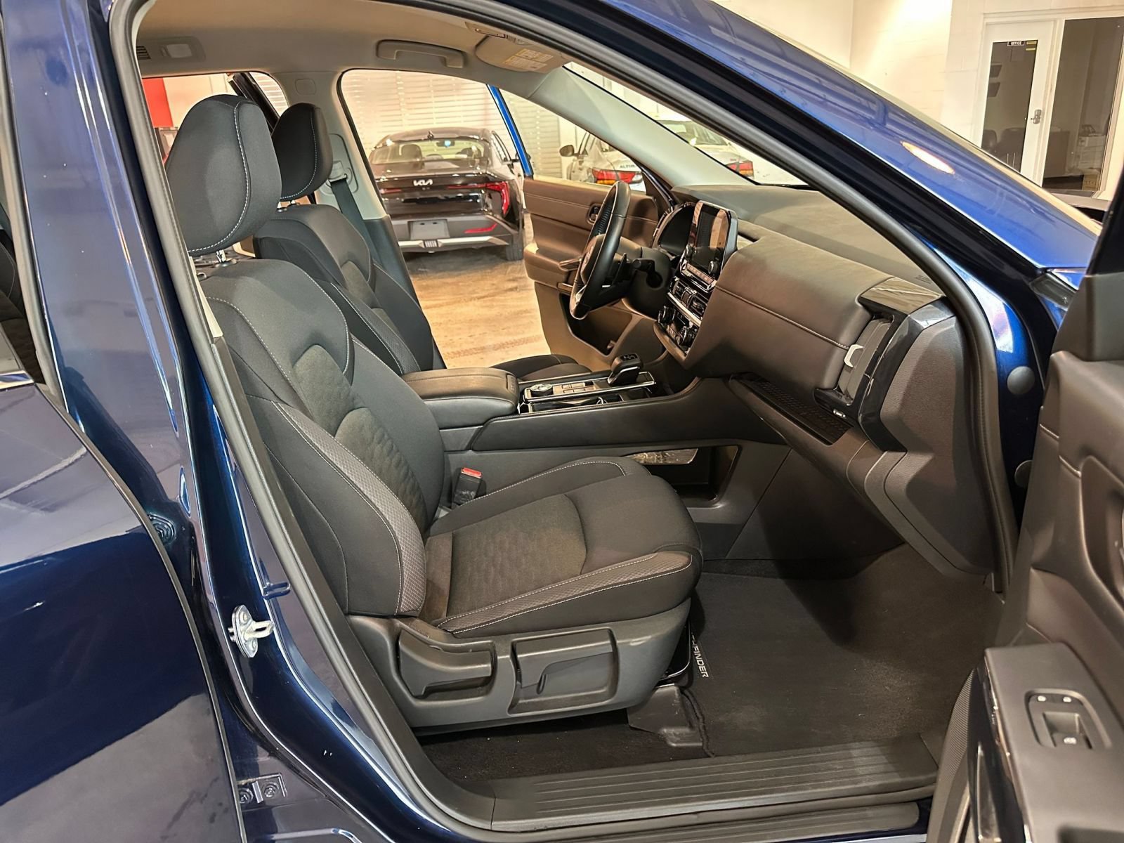 Used 2025 Nissan Pathfinder SV AWD/4WD image 38