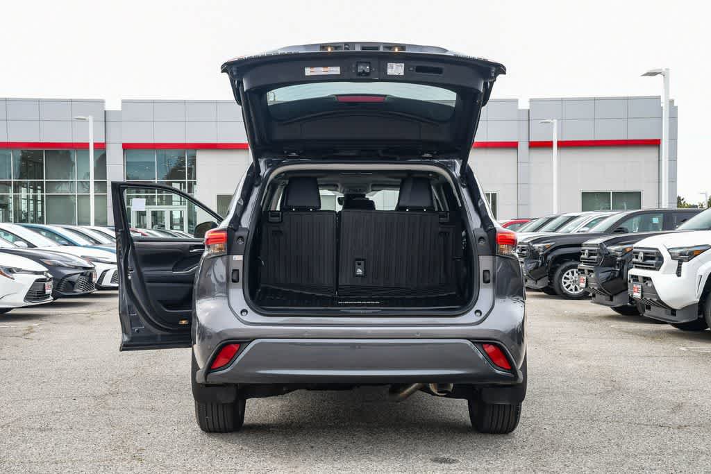 Used 2024 Toyota Highlander Limited FWD image 28