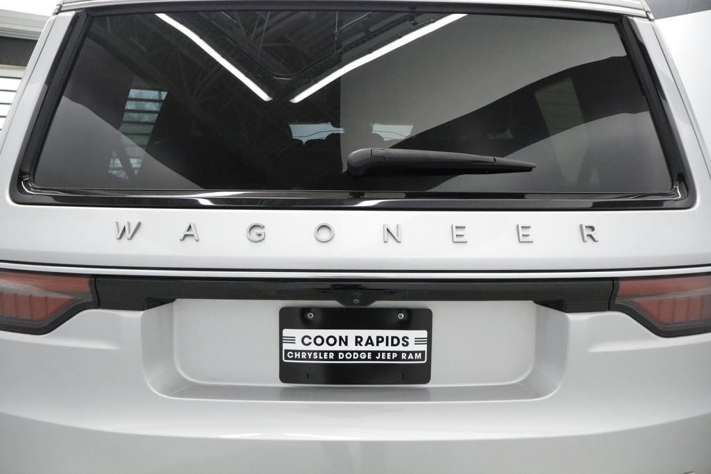 Certified 2024 Jeep Wagoneer Series II w/ Flexible Seating Group AWD/4WD image 19