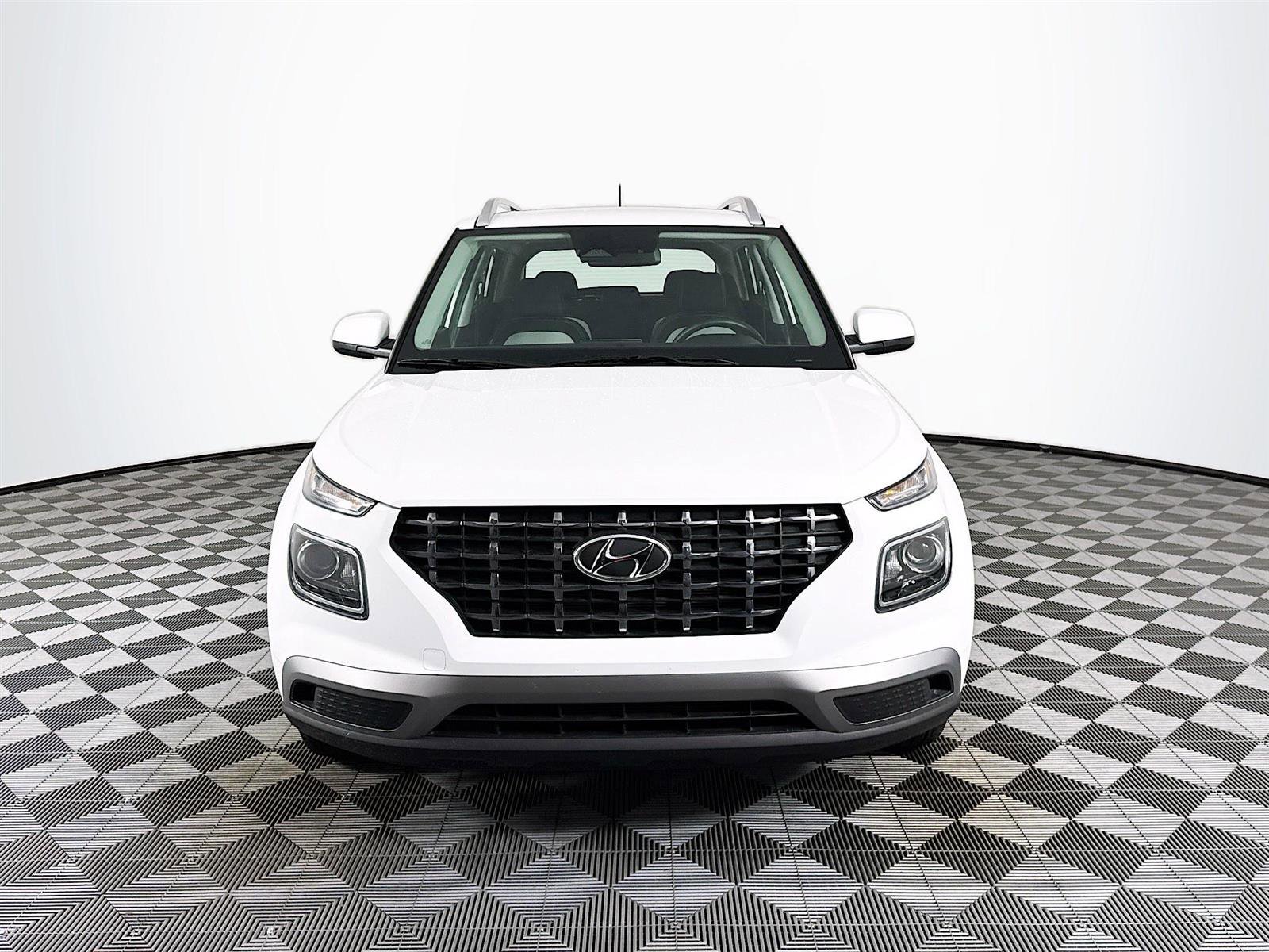 Certified 2025 Hyundai Venue SEL image 2