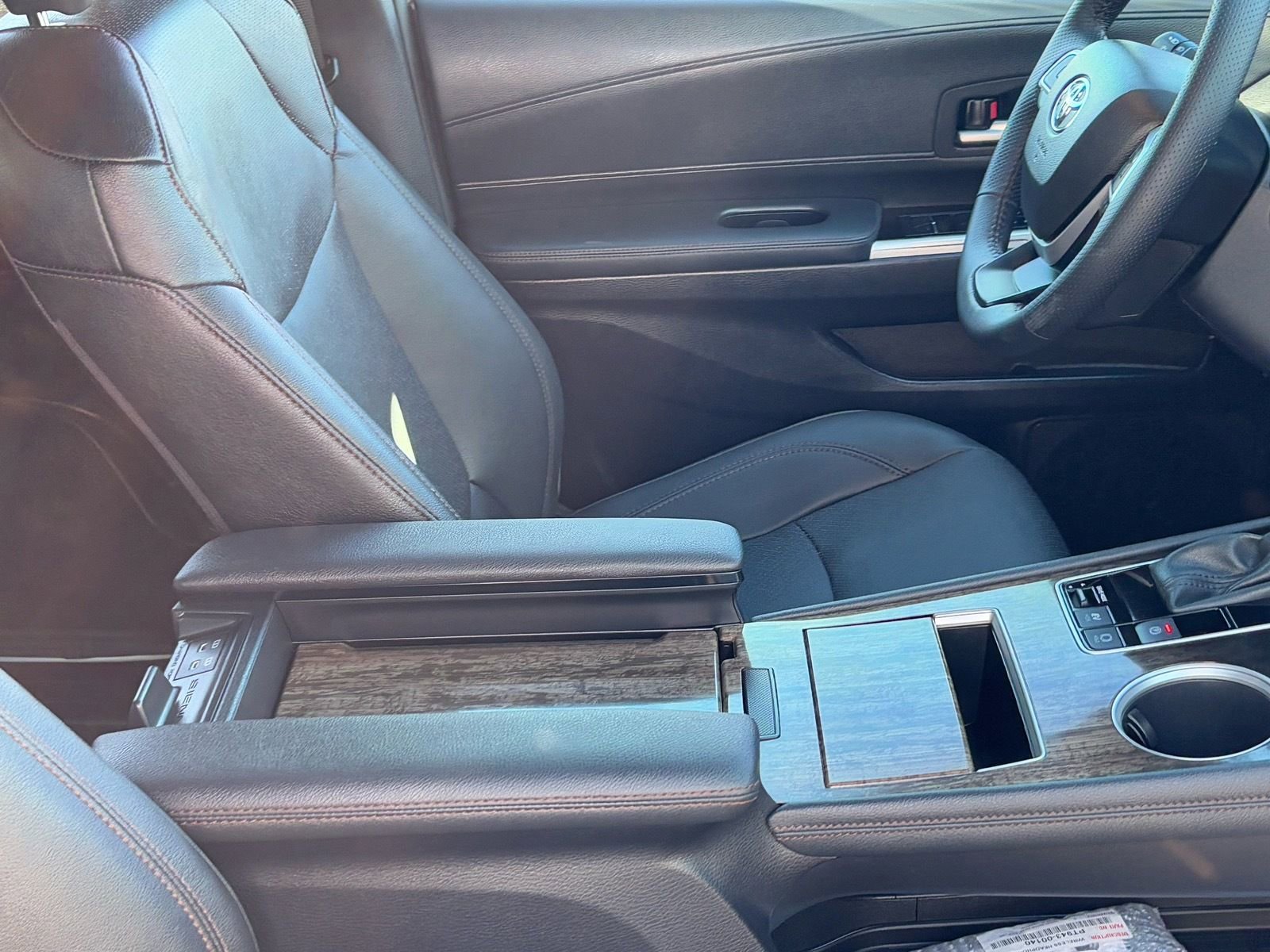 Used 2025 Toyota Sienna Limited image 12