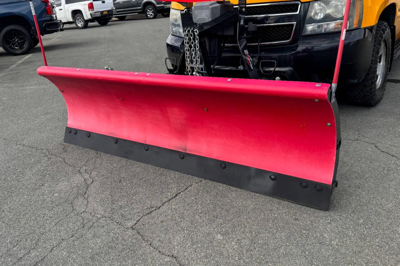 Used 2011 Chevrolet Suburban 2500 image 10