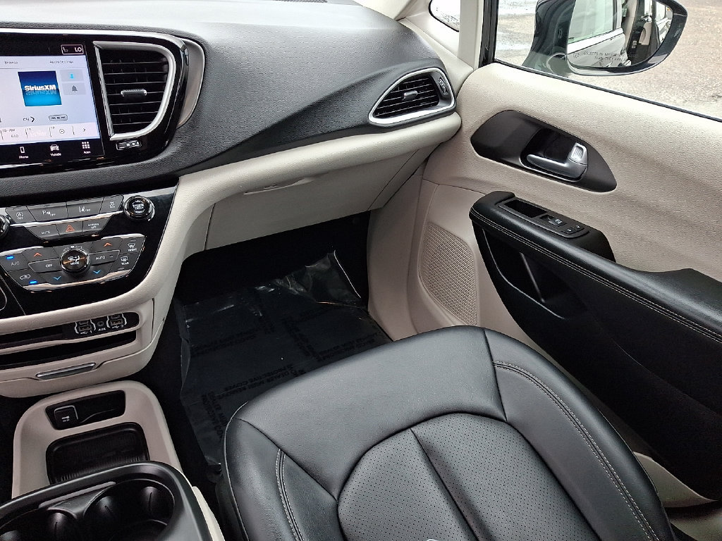 Used 2024 Chrysler Pacifica Touring-L FWD image 17
