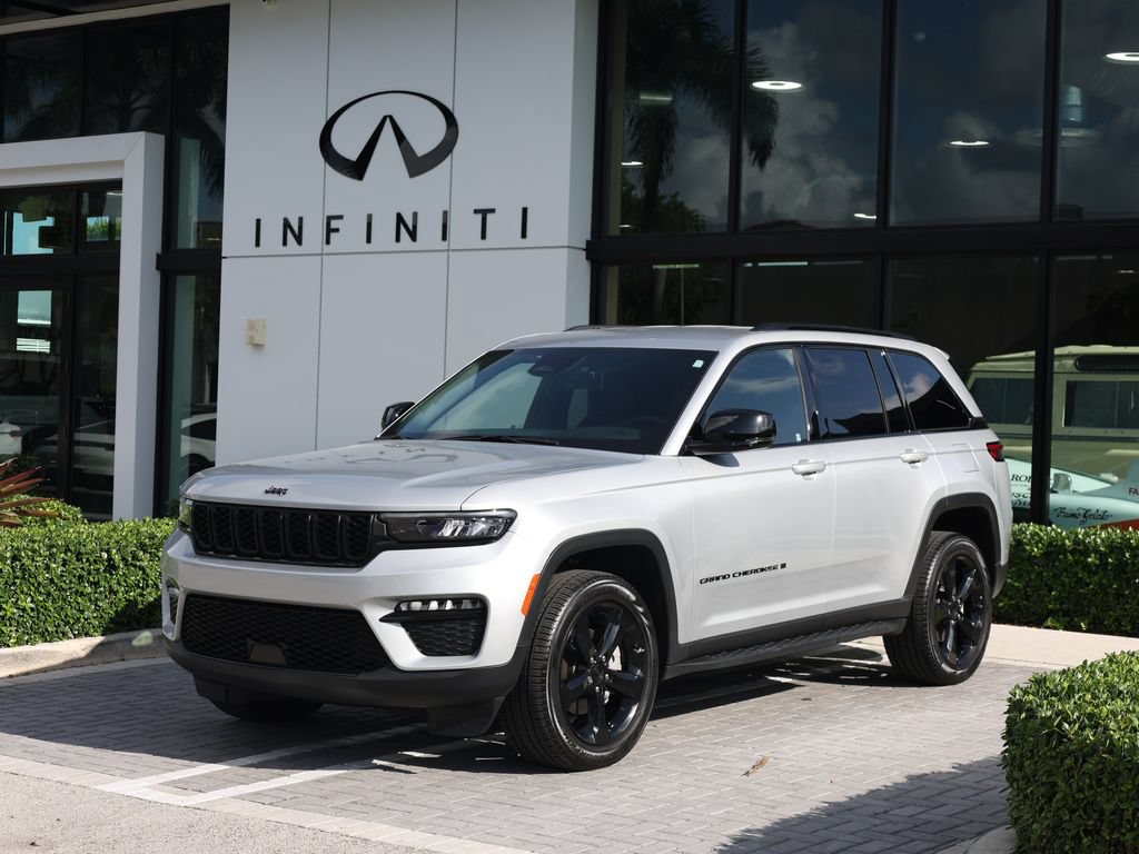 Used 2025 Jeep Grand Cherokee Limited w/ Black Appearance Package