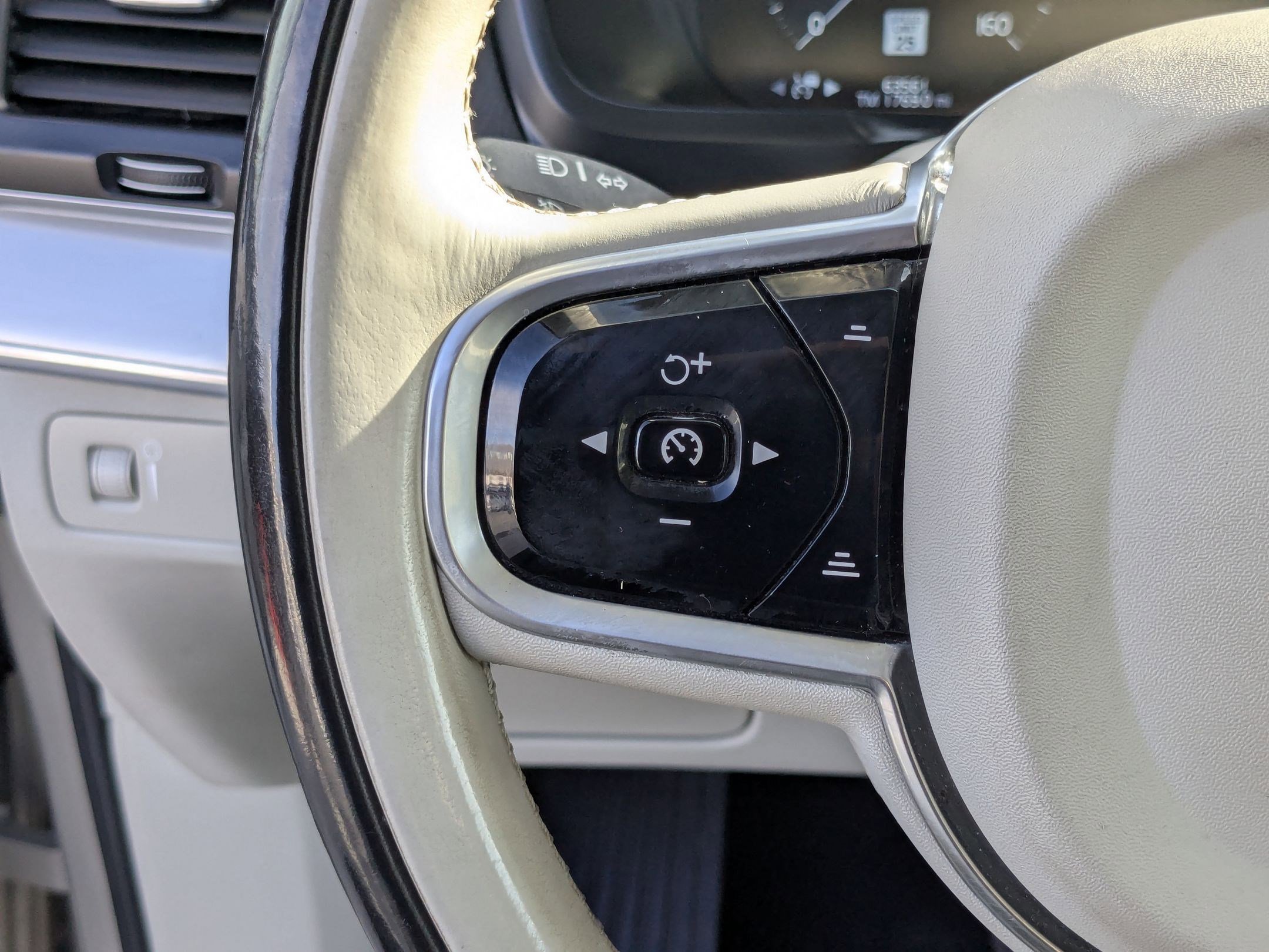 Used 2016 Volvo XC90 T5 Momentum image 18