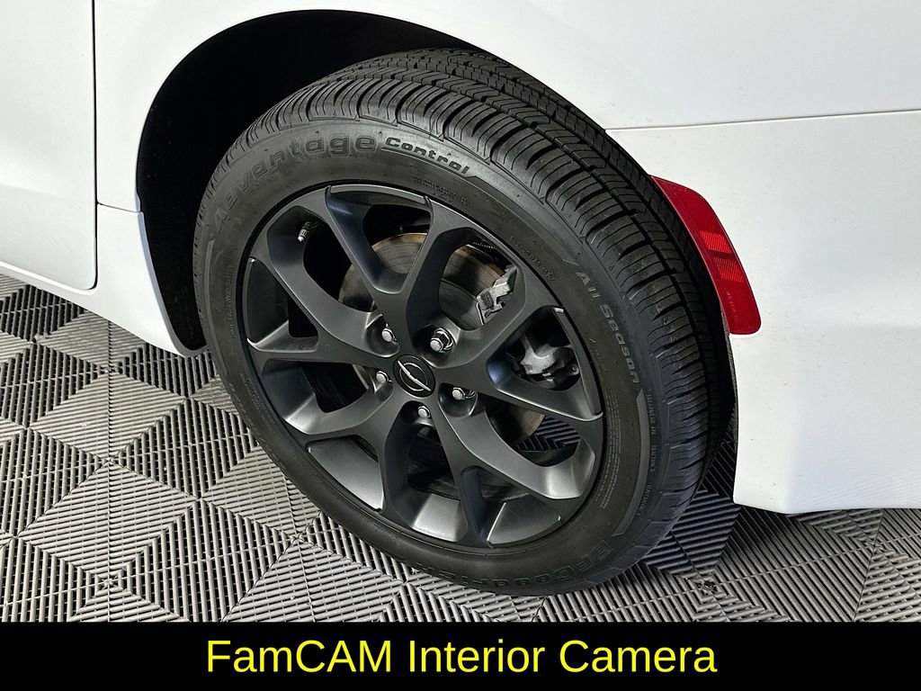 Used 2023 Chrysler Pacifica Limited w/ Uconnect Theater Family Group image 42