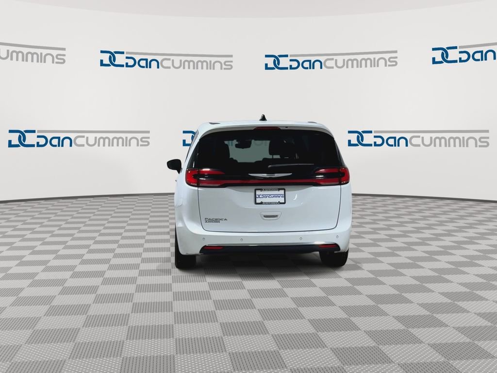 Used 2024 Chrysler Pacifica Touring-L image 7