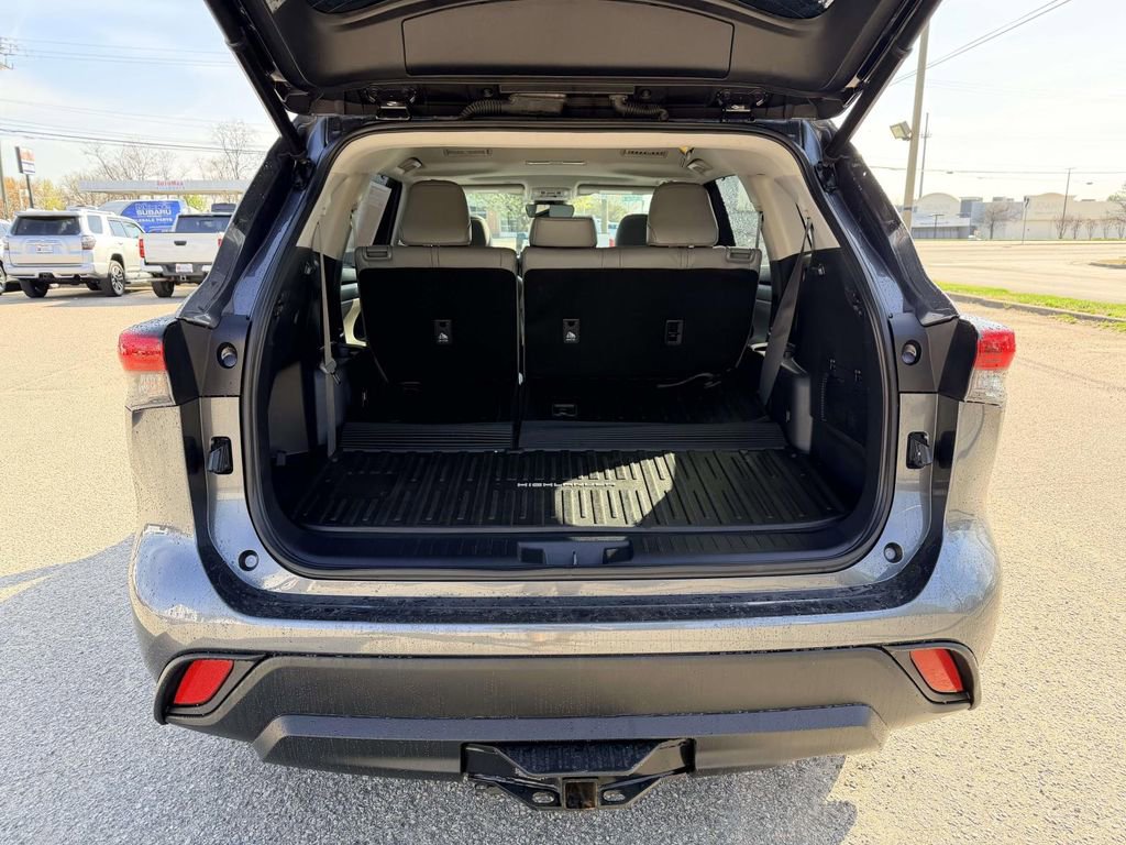 Used 2023 Toyota Highlander XLE image 15