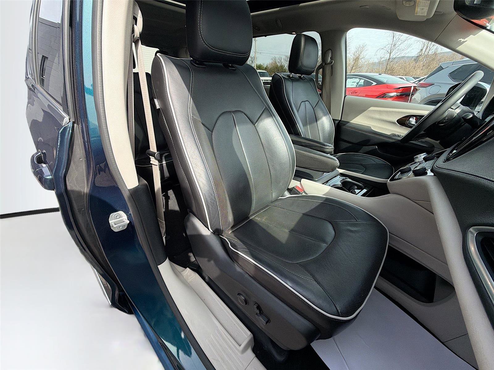 Used 2023 Chrysler Pacifica Limited image 30