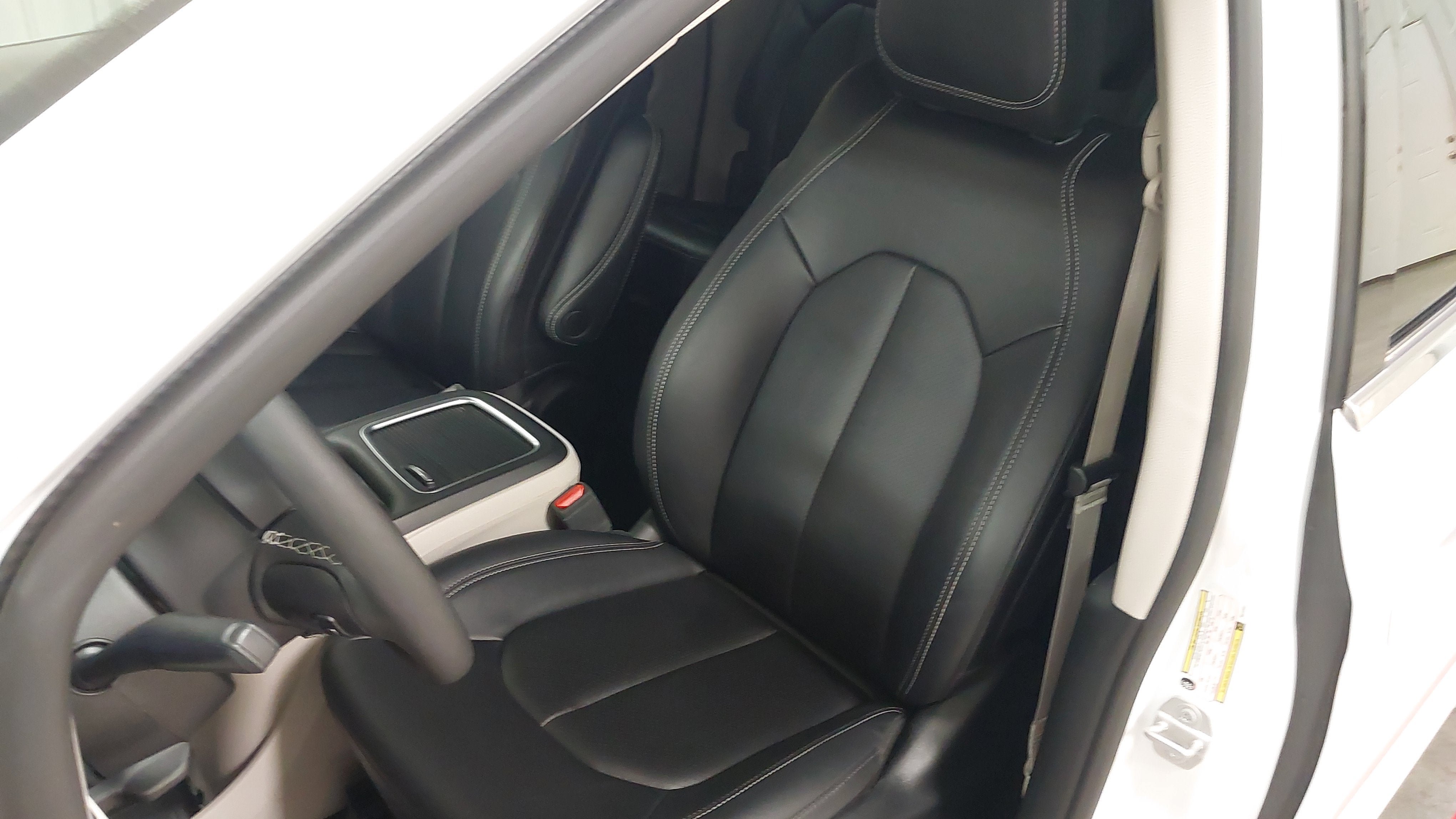 Used 2024 Chrysler Pacifica Touring-L w/ Uconnect Theater Family Group FWD image 23