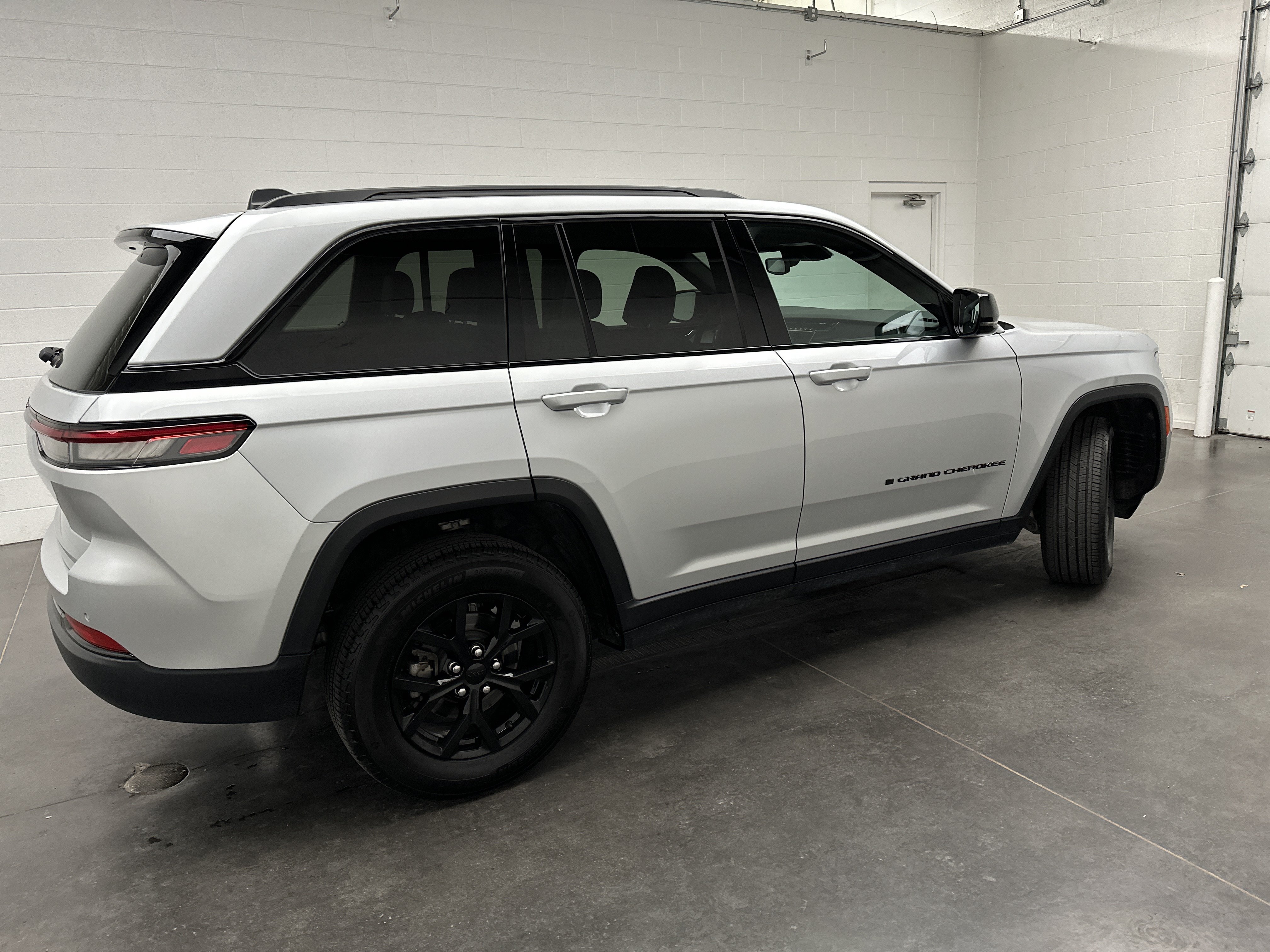 Used 2024 Jeep Grand Cherokee Altitude AWD/4WD image 9