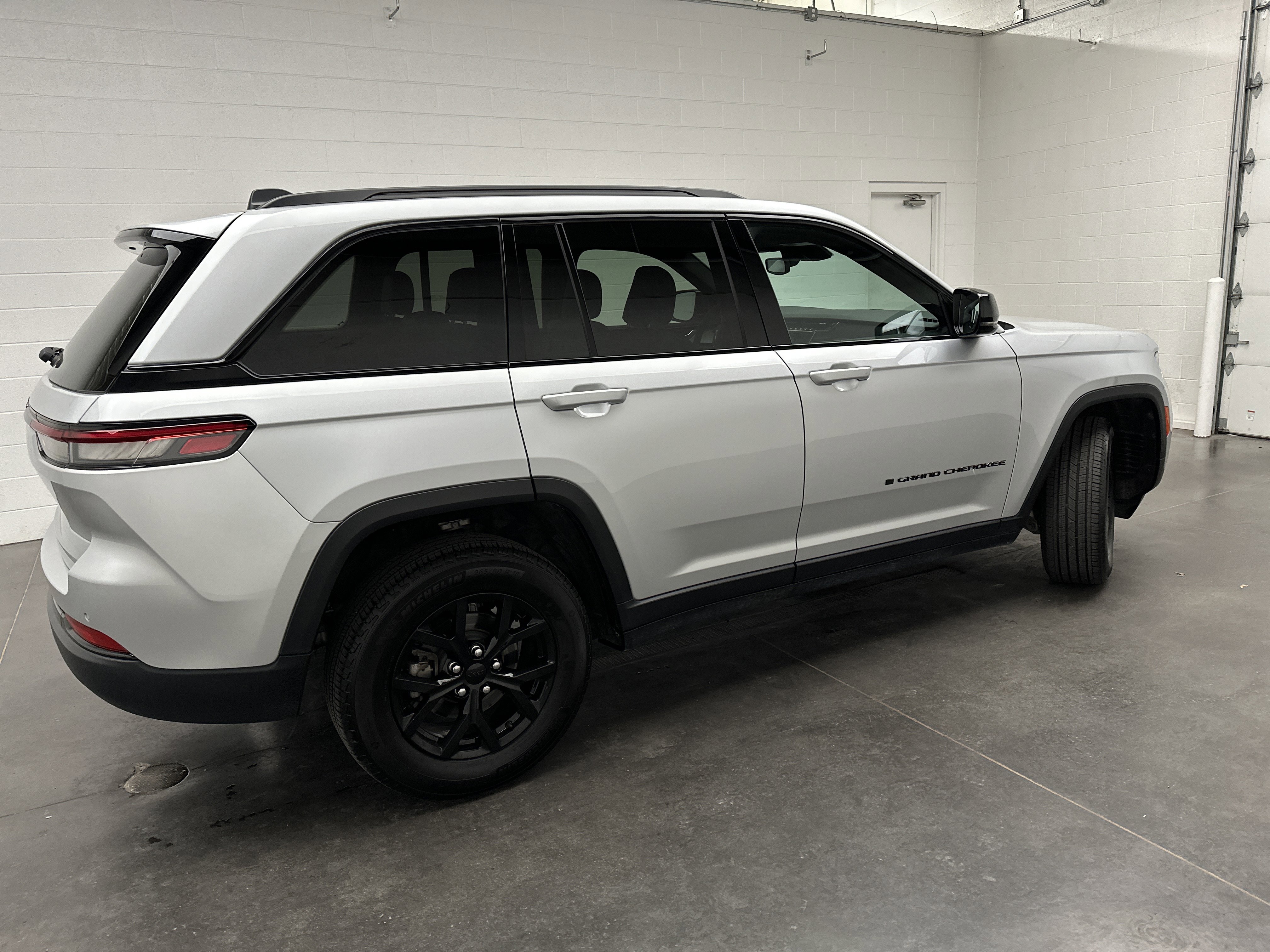 Used 2024 Jeep Grand Cherokee Altitude AWD/4WD image 9