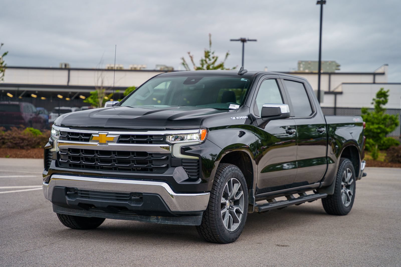 Used 2023 Chevrolet Silverado 1500 LT AWD/4WD image 3