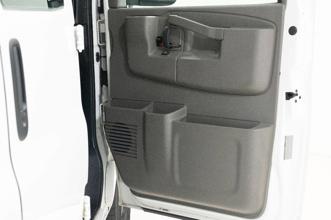 Used 2017 Chevrolet Express 2500 Extended image 24