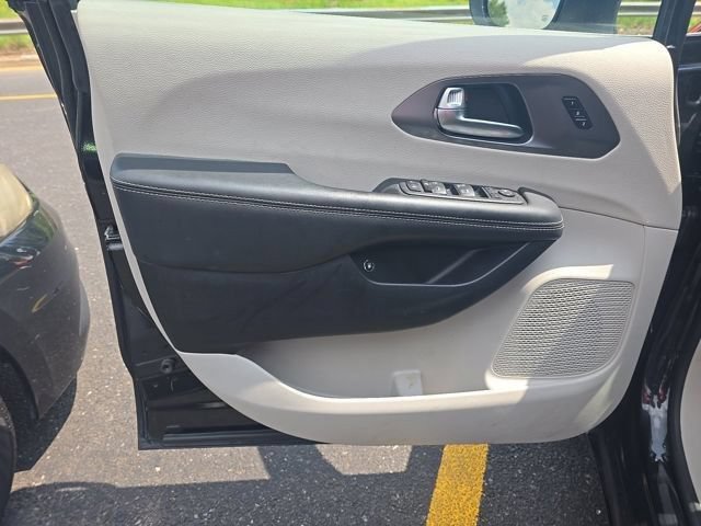 Certified 2023 Chrysler Pacifica Touring-L FWD image 7