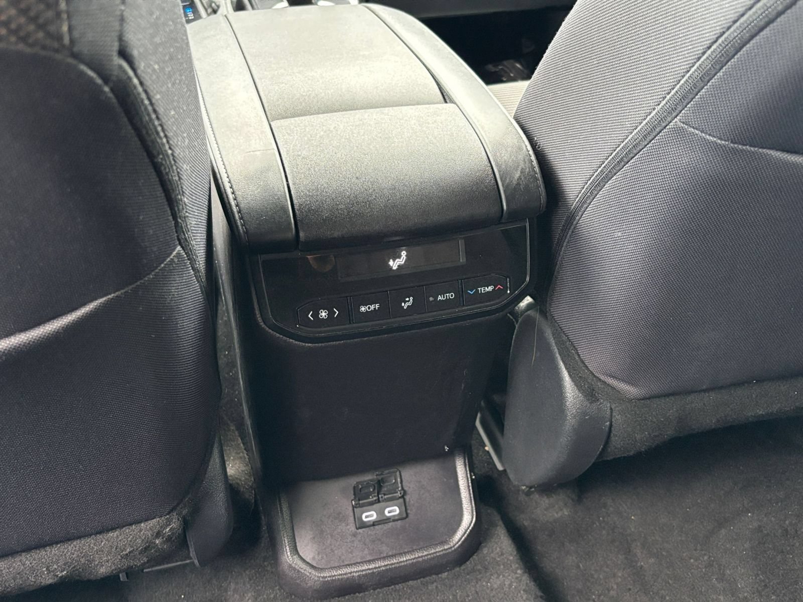 Used 2025 Toyota Highlander LE FWD image 21