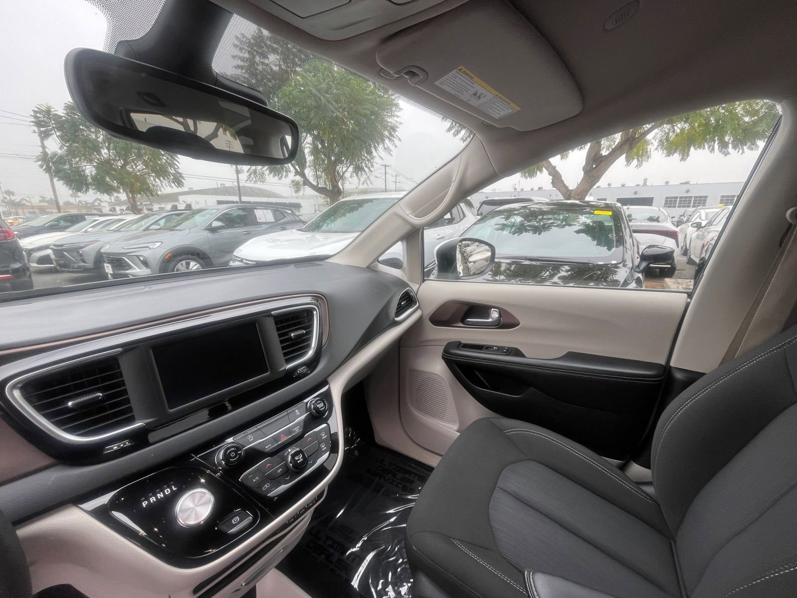 Used 2023 Chrysler Voyager LX image 37