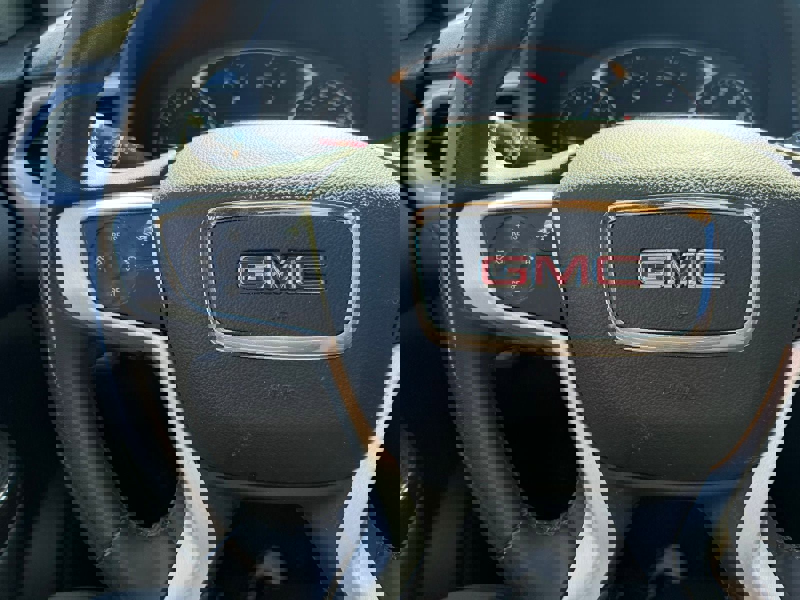 Used 2023 GMC Acadia SLT image 15