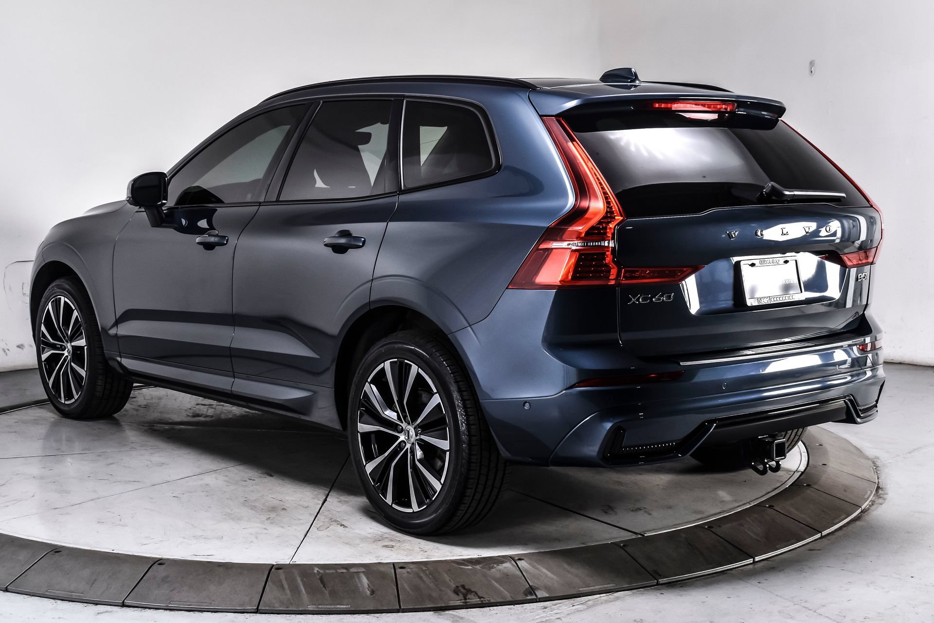 Used 2024 Volvo XC60 B5 Plus AWD/4WD image 4