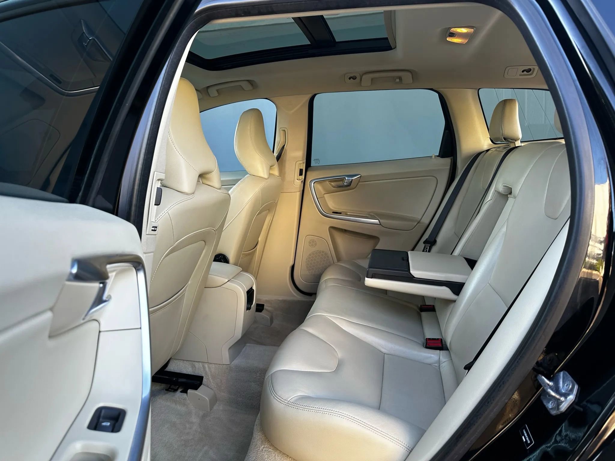 Used 2015 Volvo XC60 T5 w/ Proximity Package image 19