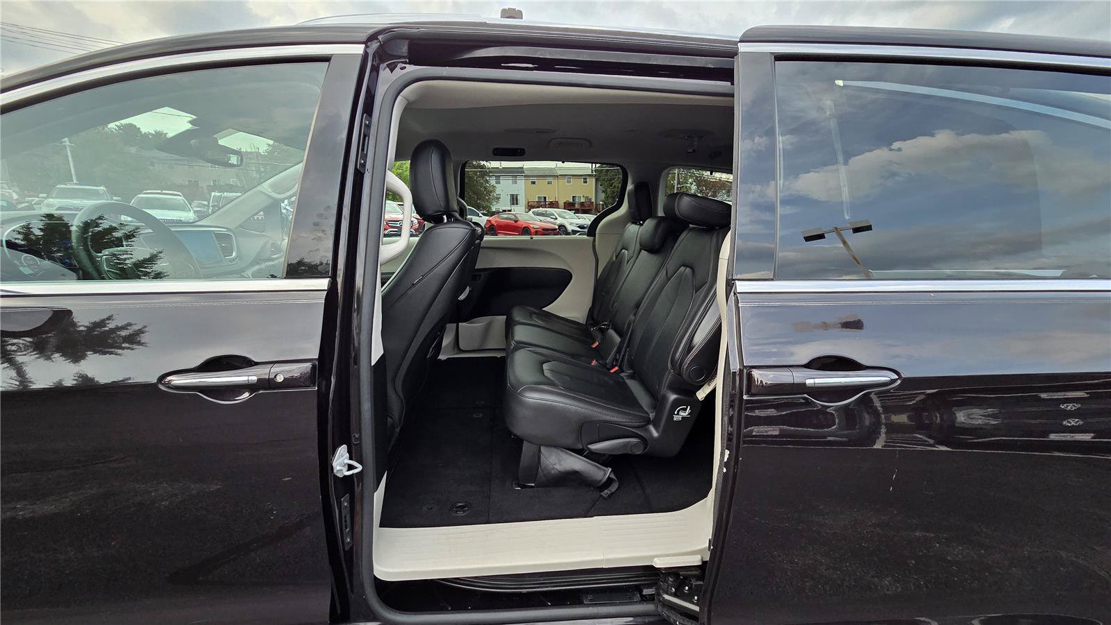 Used 2017 Chrysler Pacifica Touring-L Plus w/ Advanced Safetytec Group FWD image 26